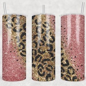 Pode incluir: Três canecas de aço inoxidável com tampas e canudos. As canecas apresentam um design com um padrão de estampa de leopardo rosa e dourado brilhante. O design é dividido verticalmente, com a estampa de leopardo de um lado e glitter rosa do outro.