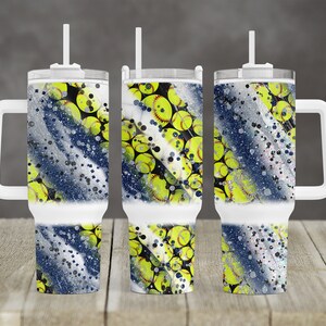 Könnte beinhalten: Drei weiße Edelstahlbecher mit einem schwarzen und blauen Glitzerhintergrund und gelben Softball-Designs. Die Becher haben Deckel und Strohhalme.