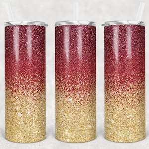 Könnte beinhalten: Drei Edelstahlbecher mit einem rot-goldenen Glitzer-Ombre-Design. Die Becher haben Deckel und Strohhalme.