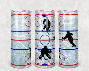 Könnte beinhalten: Drei Edelstahlbecher mit Hockey-Motiv. Jeder Becher zeigt eine blaue und rote Eishockeybahn mit einer schwarzen Silhouette eines Hockeyspielers. Der Hintergrund ist hellblau mit einem weißen und grauen Marmormuster.