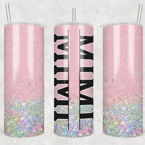 Peut inclure: Trois gobelets en acier inoxydable à paillettes roses avec un motif de rayures verticales noir et blanc et le mot "INITIAL" sur le gobelet du milieu.