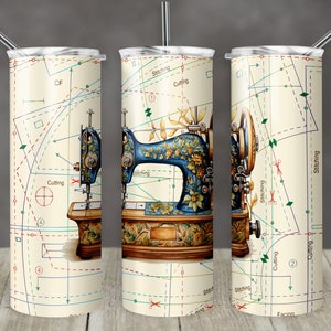 Puede incluir: Un vaso de acero inoxidable con un diseño de máquina de coser vintage. El vaso tiene un fondo crema con acentos azules, verdes, rojos y amarillos. La máquina de coser está rodeada por un patrón de líneas de costura y marcas. El texto "Coser", "Cortar" y "Enfrentar" es visible en el vaso.