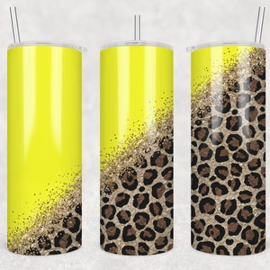Pode incluir: Três copos de aço inoxidável amarelos com um design de glitter dourado e estampa de leopardo. Os copos têm uma tampa transparente e um canudo.