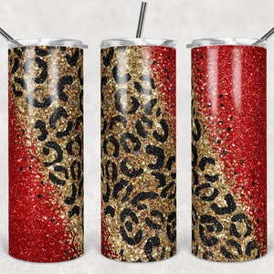 Pode incluir: Três copos de aço inoxidável com tampas e canudos. Os copos são decorados com um design de glitter vermelho e dourado com um padrão de leopardo preto.