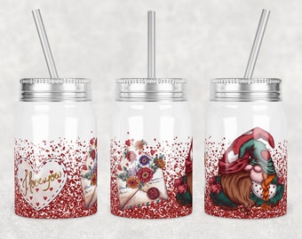 Peut inclure: Trois bocaux en verre argentés avec des paillettes rouges et des motifs sur le thème de la Saint-Valentin. Les bocaux ont des couvercles et des pailles. Un bocal a un cœur avec le texte "Je t'aime", un autre a une enveloppe florale et le troisième a un gnome avec un chapeau rouge.