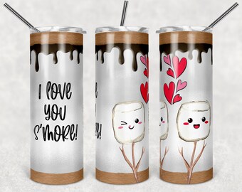 Könnte beinhalten: Drei Edelstahlbecher mit Deckel und Strohhalmen. Die Becher sind mit einem Schokoladenüberzug, einem Marshmallow mit einem Gesicht und Herzen verziert. Der Text "I love you s'more!" befindet sich auf dem linken Becher.