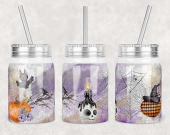 Peut inclure: Trois bocaux en verre argentés avec couvercles et pailles, chacun présentant un motif différent sur le thème d'Halloween. Le premier bocal a une chauve-souris, une citrouille et une branche avec des corbeaux. Le deuxième bocal a un crâne avec une bougie, une toile d'araignée et une branche avec des corbeaux. Le troisième bocal a une toile d'araignée, une araignée, un chapeau de sorcière et une citrouille.