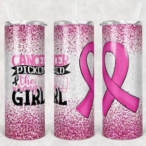 Puede incluir: Tres vasos de acero inoxidable con purpurina rosa y un diseño de cinta rosa. Los vasos tienen el texto "Cancer picked the wrong girl" en la parte delantera.