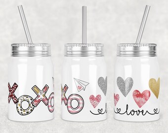 Peut inclure: Trois gobelets en acier inoxydable blanc avec couvercles et pailles. Les gobelets présentent différents motifs sur le thème de la Saint-Valentin. L'un a un motif XOXO rose et or, l'autre a un motif XOXO rose et blanc avec un avion en papier, et le dernier a un cœur argenté pailleté, un cœur or pailleté et un cœur rose aquarelle avec le mot "love" écrit en noir.