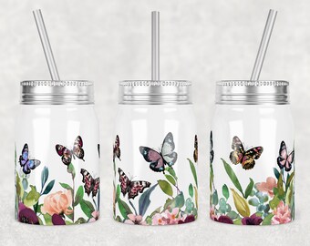 Peut inclure: Trois bocaux en verre inoxydable avec des couvercles argentés et des pailles transparentes. Chaque bocal présente un motif de papillon différent avec des accents floraux aquarelle dans des tons de rose, violet et vert.