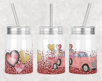 Peut inclure: Trois pots en verre rose avec des couvercles argentés et des pailles. Chaque pot a un design différent mettant en scène un camion rose avec des cœurs et des paillettes rouges.