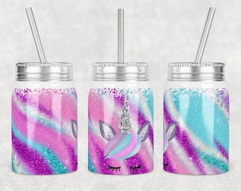 Peut inclure: Trois gobelets en acier inoxydable de type bocal à confiture avec couvercles et pailles. Chaque gobelet présente un motif différent d'une licorne sur un fond de paillettes rose, bleu et violet.