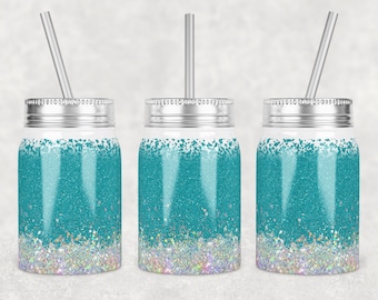 Peut inclure: Trois gobelets en verre Mason avec paillettes turquoise et argent et pailles argentées. Les gobelets présentent un dégradé de paillettes turquoise qui s'estompent en paillettes argentées.