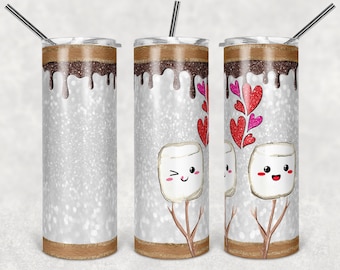 Könnte beinhalten: Drei Edelstahlbecher mit einem weißen Glitzerhintergrund. Die Becher haben einen braunen Rand und ein braunes Schokoladen-Drizzle-Design. Der mittlere Becher hat eine weiße Marshmallow mit einem rosa Herzen und einem zwinkernden Gesicht auf einem braunen Stiel. Der Becher rechts hat eine weiße Marshmallow mit einem lächelnden Gesicht auf einem braunen Stiel. Beide Becher haben rosa Herzen, die um die Marshmallow schweben.