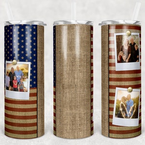 Pode incluir: Caneca de aço inoxidável de 590 ml com design patriótico. A caneca apresenta a bandeira americana, textura de serapilheira e duas fotos de família. Inclui tampa transparente e canudo branco.