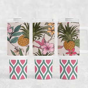 Puede incluir: Tres vasos blancos con un patrón floral tropical rosa, verde y amarillo. Los vasos tienen una tapa transparente y una pajita. La parte inferior de los vasos tiene un patrón geométrico rosa y verde.