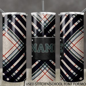 Könnte beinhalten: Ein personalisierter Becher mit einem Schottenmuster in Marineblau, Rot und Hellblau. Der Becher hat ein schwarzes Lederband mit dem Namen "NAME" in einer genähten Schriftart. Enthält einen silbernen Strohhalm und Deckel.