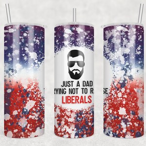 Puede incluir: Un vaso blanco con un diseño de pintura salpicada en rojo, blanco y azul. El vaso tiene una imagen en blanco y negro de un hombre con barba y gafas de sol. El texto "Just a dad trying not to raise liberals" está impreso en el vaso.