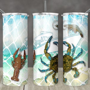 Puede incluir: Tres vasos de acero inoxidable con temática náutica. Los vasos presentan un fondo acuarela azul y verde con un patrón de red de pesca. Cada vaso tiene una criatura marina diferente: un cangrejo, un camarón y un cangrejo de río.