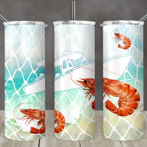 Op de afbeelding: Een set van drie roestvrijstalen bekers met een nautisch thema. De bekers hebben een wit bootje, een blauw en groen net en rode garnalen.