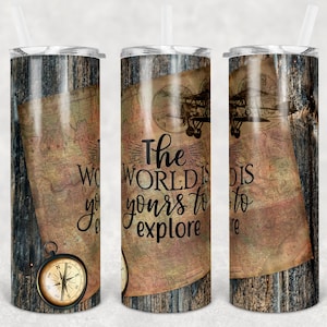 Può includere: Un set di tre bicchieri in acciaio inossidabile con uno sfondo in legno rustico. I bicchieri presentano una mappa vintage con un aereo e una bussola, e il testo "The World Is Yours To Explore".