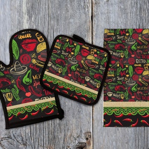 Puede incluir: Un juego de tres guantes para horno y agarraderas negros con un tema de comida mexicana. Los guantes y agarraderas tienen un fondo negro con ilustraciones rojas, amarillas y verdes de tacos, pimientos, aguacates y otros alimentos mexicanos. El texto "Taco" y "Mexican Spicy Tacos" está escrito en los guantes y agarraderas.