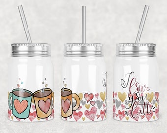 Peut inclure: Trois gobelets en verre Mason blancs avec des couvercles argentés et des pailles. Les gobelets ont des motifs différents. L'un a deux tasses avec des cœurs et le texte "I love you a latte". Un autre a un motif de cœur et le texte "I love you a latte". Le dernier a deux tasses avec des cœurs.
