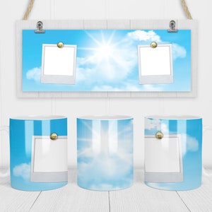 Puede incluir: Tres tazas blancas con un diseño de cielo azul y nubes blancas. Cada taza tiene un marco de foto blanco en blanco con un alfiler dorado.