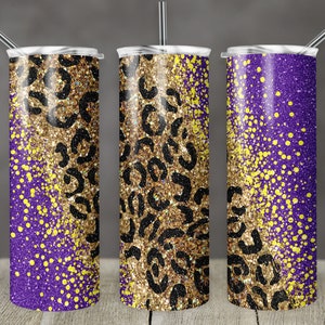 Pode incluir: Três copos de aço inoxidável com um design de glitter roxo e dourado. Os copos apresentam um padrão de leopardo na parte de glitter dourado.