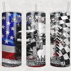 Puede incluir: Tres vasos de acero inoxidable con diferentes diseños. El primer vaso tiene un diseño de bandera estadounidense con las palabras "Adventure Awaits" en negro y rojo. El segundo vaso tiene un diseño en blanco y negro de un vehículo todoterreno con las palabras "Adventure Awaits" en negro y rojo. El tercer vaso tiene un diseño de bandera a cuadros en blanco y negro con las palabras "Adventure Awaits" en negro y rojo.
