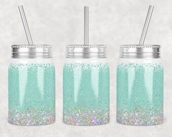 Peut inclure: Trois bocaux en verre argentés avec des paillettes turquoise et des accents de paillettes irisées. Chaque bocal a un couvercle argenté et une paille argentée.