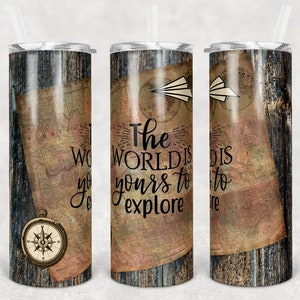 Può includere: Un set di tre bicchieri in acciaio inossidabile con sfondo in legno e un design di mappa vintage. I bicchieri presentano il testo "The World is Yours to Explore" e una bussola.