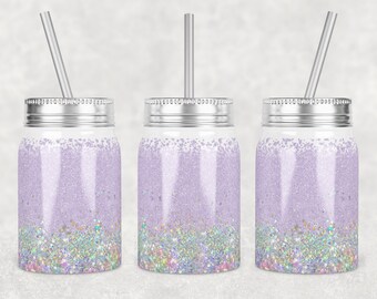 Peut inclure: Trois bocaux en verre argentés avec couvercles et pailles. Les bocaux sont remplis de paillettes violettes claires et d'une couche de paillettes irisées au fond.