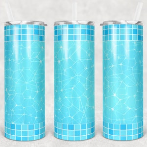 Puede incluir: Tres vasos de acero inoxidable con un diseño de azulejos de piscina azul y blanco. Los vasos tienen una tapa transparente y una pajita.