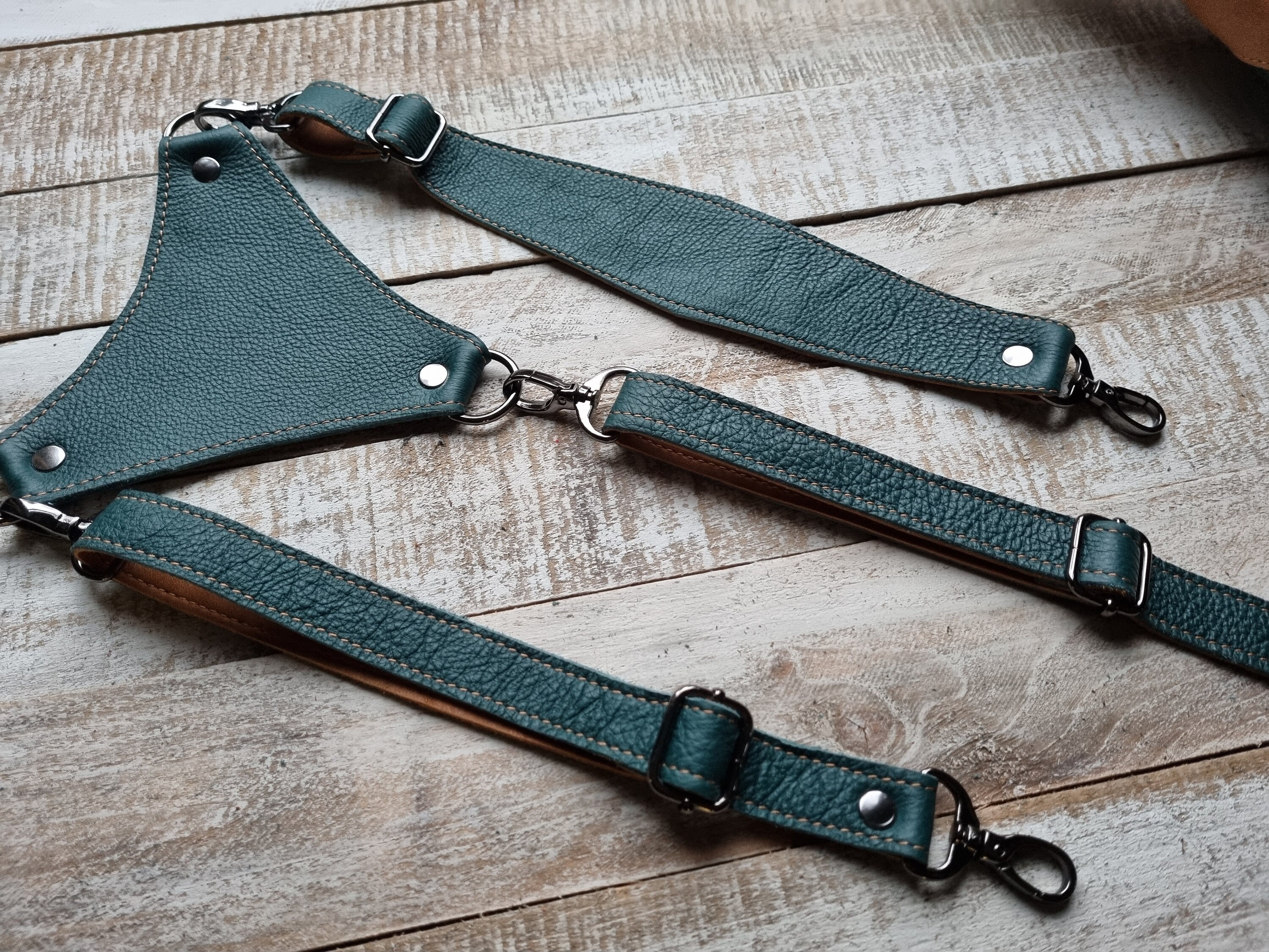 Leather BACK QUIVER for arrows with Bow holding straps