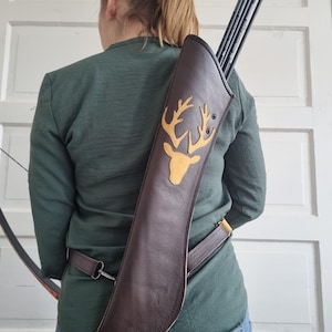 *Lederköcher mit Hirsch-Design – Premium Bogensport-Zubehör*
