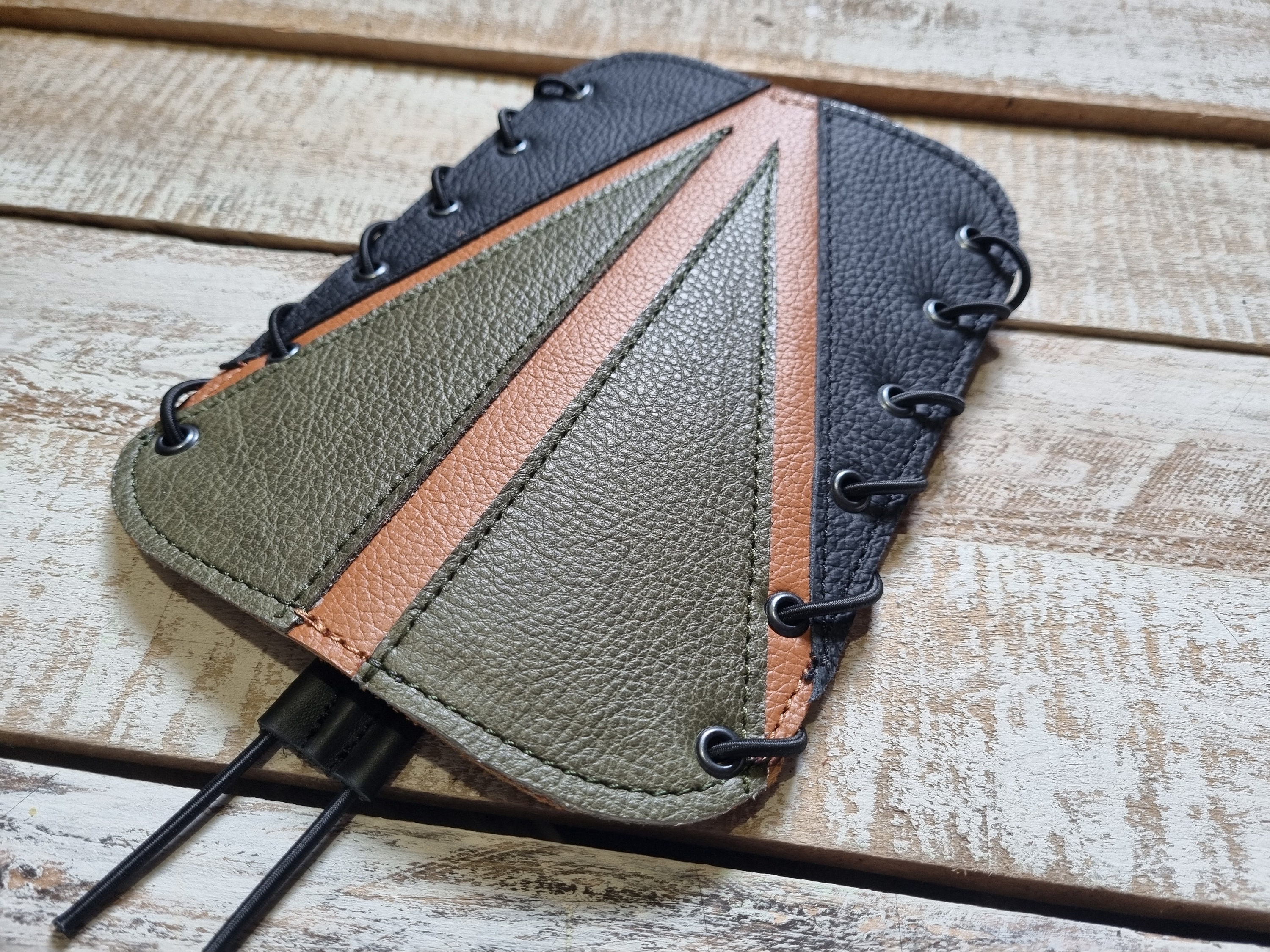 Parabraccio in pelle per tiro con l'arco, Parabraccio di Parabraccio in pelle per tiro con l'arco, Parabraccio di