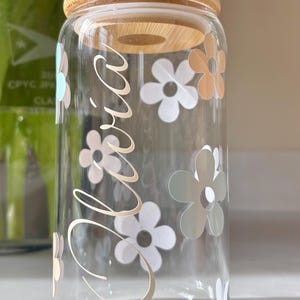 Benutzerdefinierte Name Glastasse - Niedliche Blume Eiskaffee Becher mit Bambusdeckel & Strohhalm - personalisiertes Geschenk für sie - ästhetische wiederverwendbare Tasse