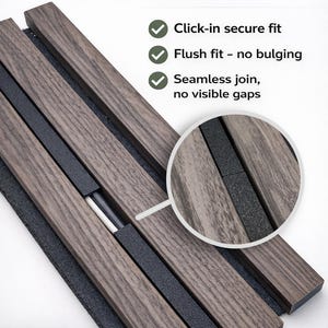 Op de afbeelding: Veilige push-click kabelafdekkingen met een houtnerfafwerking en zwarte, getextureerde inzetstukken. Het product heeft een veilige klikverbinding, sluit vlak aan en heeft naadloze verbindingen. Tekst: SECURE PUSH-CLICK CABLE COVERS, 25 OR 30cm.