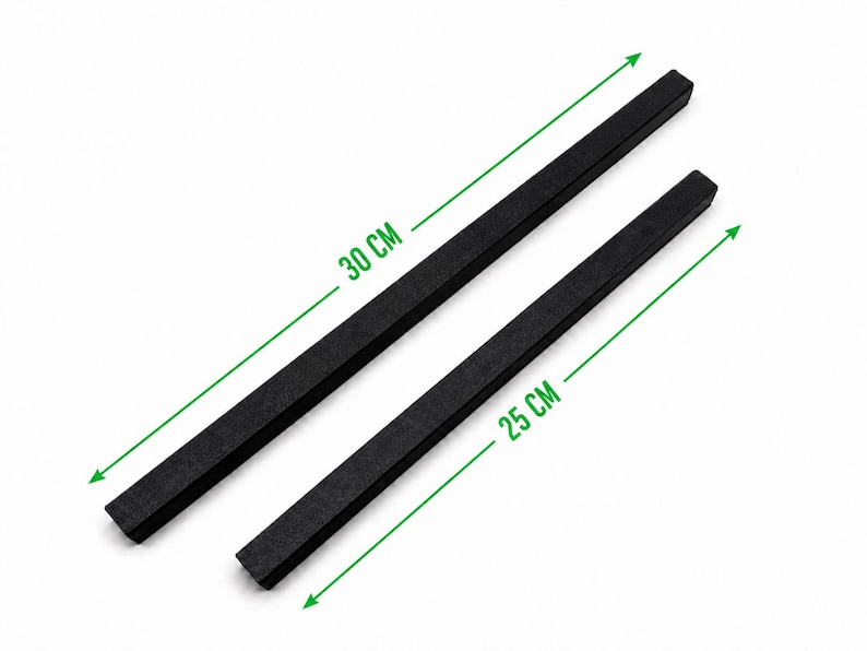 K&ouml;nnte beinhalten: Zwei schwarze rechteckige Stangen mit strukturierter Oberfl&auml;che. Eine Stange ist 30 cm lang, die andere 25 cm lang. Die Stangen sind diagonal vor einem wei&szlig;en Hintergrund angeordnet, erg&auml;nzt durch gr&uuml;ne Ma&szlig;linien und Textbeschriftungen.