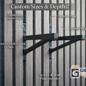 Könnte beinhalten: Zwei schwarze Metallregalhalterungen an einer vertikalen Holzlattenwand. Textbeschriftungen zeigen Custom Sizes & Depths, Countersunk Screw Holes, Secure Fixing, Strong Design, Smooth Modern Design und Screws & Wall Plugs Included.