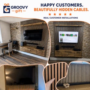 K&ouml;nnte beinhalten: Ein wandmontiertes Medienkonsolen- und Fernseh-Setup mit vertikalen Holzlattenpaneelen vor einer Wand in Steinoptik. Die Anzeige enth&auml;lt den Text HAPPY CUSTOMERS. BEAUTIFULLY HIDDEN CABLES. REAL CUSTOMER INSTALLATIONS.