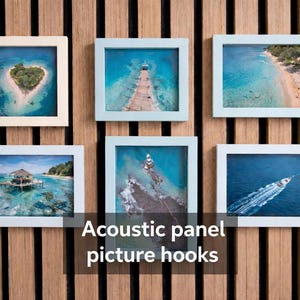 Könnte beinhalten: Sechs rechteckige Bilderrahmen mit hellen Rändern sind an einer Wand aus vertikalen Holzlatten befestigt. Jeder Rahmen zeigt ein anderes Luftbild von tropischen Meeresszenen. Der Text "Acoustic panel picture hooks" ist zu sehen.