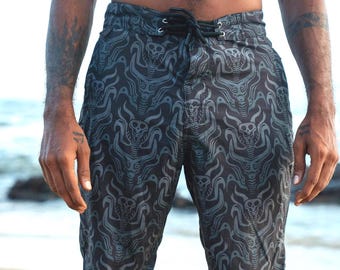 Skull Strike Board Shorts: Trippy Rave Festival Surfer Shorts, strój plażowy