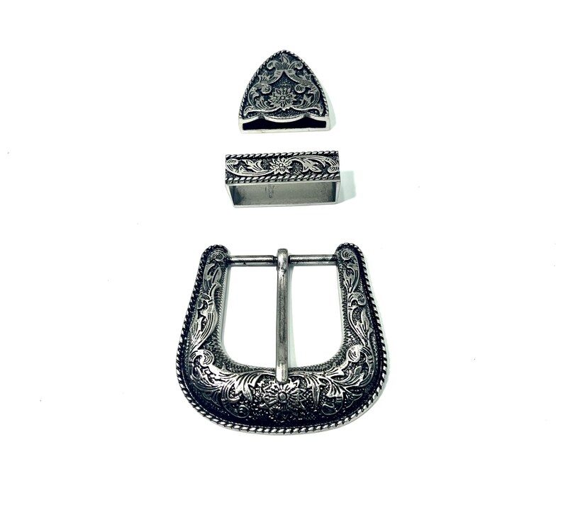 Western belt buckle Antique silver finish Floral engrave Fits belts up to 1 1/2" (38 mm) Heavy solid