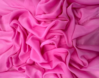 Könnte beinhalten: Nahaufnahme eines leuchtend rosa Stoffes mit weichen, fließenden Falten. Der Stoff scheint leicht und transparent zu sein, mit einer zarten Textur. Die Farbe ist ein helles, sattes Rosa, das eine optisch ansprechende und elegante Ästhetik erzeugt.
