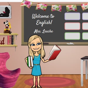 Puede incluir: Una escena de aula con una maestra sosteniendo un libro rojo y una pila de libros. La pizarra dice "¡Bienvenido a inglés! Sra. Leache". Hay estanterías, una silla rosa, un escritorio y un tablero de corcho con una nota de "Guardar la fecha".