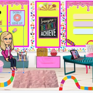 Può includere: Un'aula decorata con un tema di caramelle. Le pareti sono gialle con bordi rosa e bianchi a tema caramelle. Ci sono poster con il testo "La nostra classe è dolce!" e "Immagina Credi Raggiungi". C'è un avatar digitale di una donna seduta su un divano con un cupcake sul tavolo accanto a lei. C'è una scrivania con un laptop e una sedia con un cuscino che dice "La creatività regna".