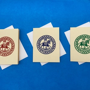 Tarjetas de notas - Diseño de caballo balancín - Stock color canela - Interior en blanco. (8) tarjetas con sobres.