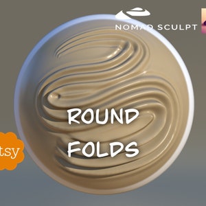 Könnte beinhalten: Ein 3D-Render einer Kugel mit einer beigefarbenen, glatten und glänzenden Oberfläche. Die Kugel hat ein Muster aus runden Falten, die einen wirbelnden Effekt erzeugen. Der Text "ROUND FOLDS" ist in Weiß auf der Kugel geschrieben.